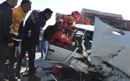 Hurda haline gelen bu otomobilden iki kişi sağ çıktı