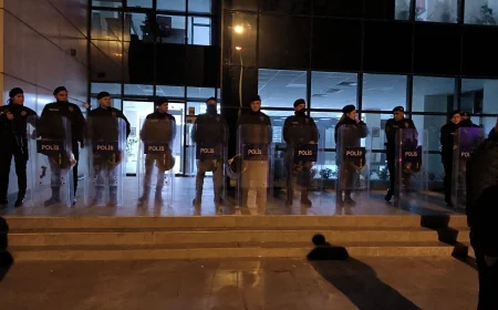 CHP’li Marmaris Belediyesi’ne geceyarısı operasyonu 13 gözaltı