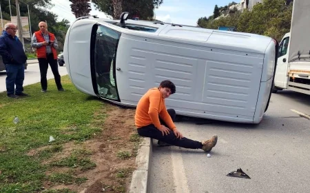 Bodrum’da faciadan dönüldü yola aniden çıkan otomobil minibüs ile çarpıştı 2 yaralı