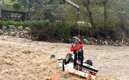 Milas’ta Dereye Uçan Araçta insanları kurtarmak için zamanla yarış