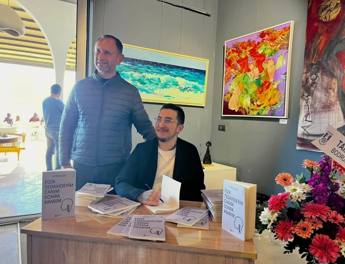 Geçirdiği trafik kazası kitabına ışık oldu ....Fizik Tedavideyim Canım Sonra Ararım, kitabını imzaladı