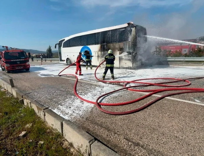 Muğla’da Otobüs Yangını Paniğe Neden Oldu Seydikemer’de seyir halindeki yolcu otobüsü alev aldı, 3 tavuk telef oldu