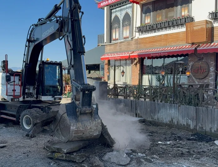    Bodrum’da halk plajında  denizin içine kadar işgal kaldırıldı