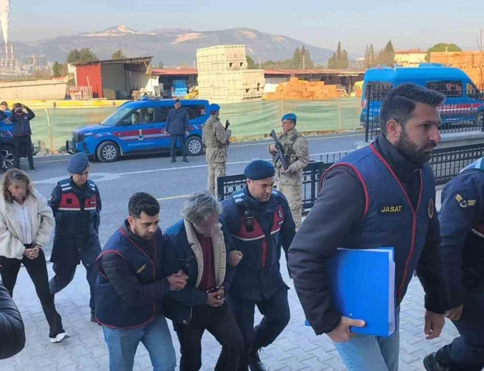 EVİ YAKARAK  ALTINLARI İÇİN KARI KOCAYI ÖLDÜREN TORUN  VE EŞİ İLE YARDIMCILARI ADLİYEYE SEVK EDİLDİ