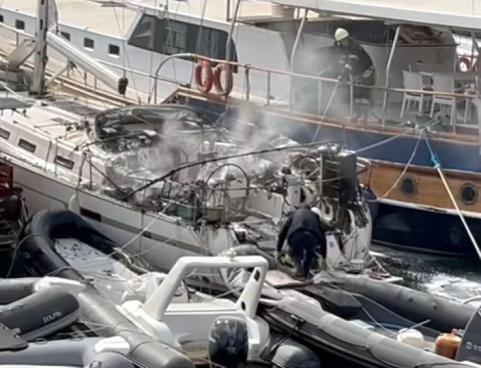 Göçmen kaçakçılığında yakalanan yelkenli tekne yandı