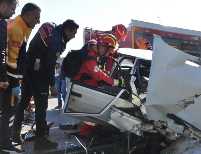 Hurda haline gelen bu otomobilden iki kişi sağ çıktı