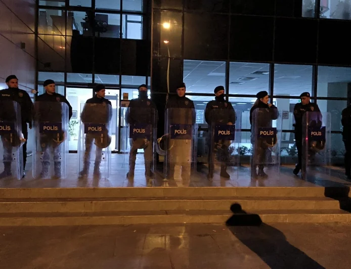 CHP’li Marmaris Belediyesi’ne geceyarısı operasyonu 13 gözaltı