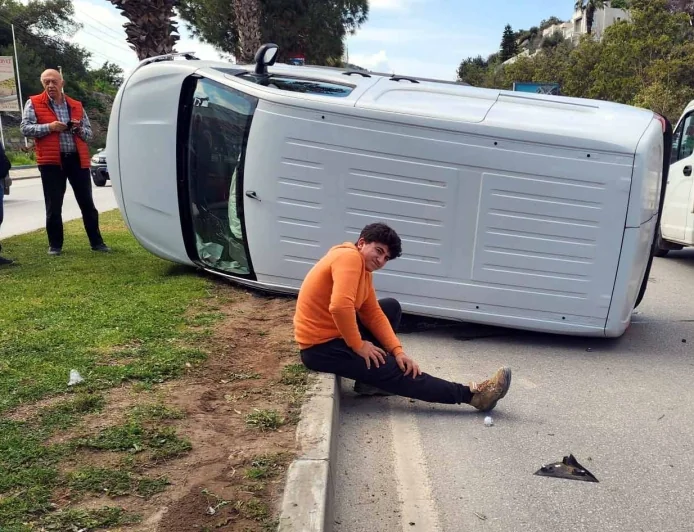 Bodrum’da faciadan dönüldü yola aniden çıkan otomobil minibüs ile çarpıştı 2 yaralı