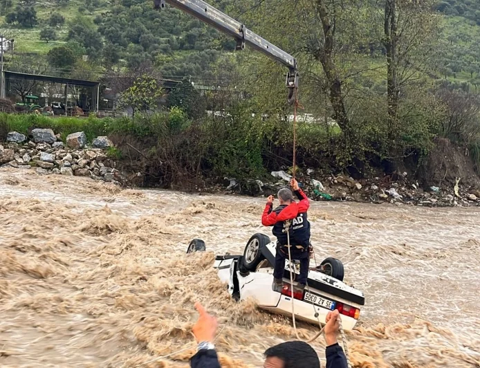 Milas’ta Dereye Uçan Araçta insanları kurtarmak için zamanla yarış