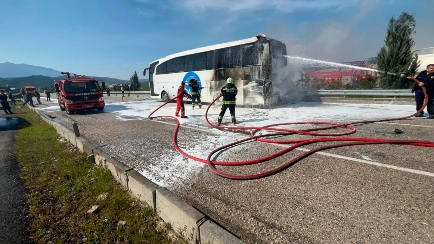 Muğla’da Otobüs Yangını Paniğe Neden Oldu Seydikemer’de seyir halindeki yolcu otobüsü alev aldı, 3 tavuk telef oldu