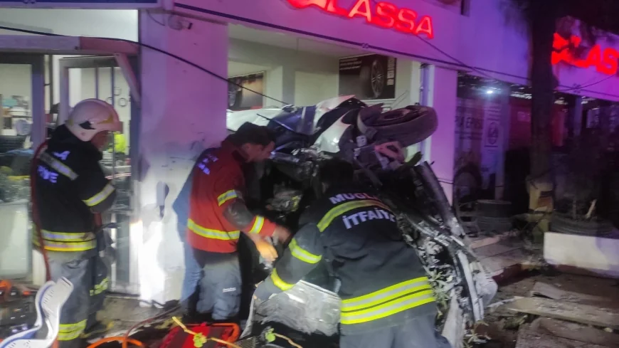 Bodrum’da otomobil mağazaya girdi hurda haline geldi üç yaralı