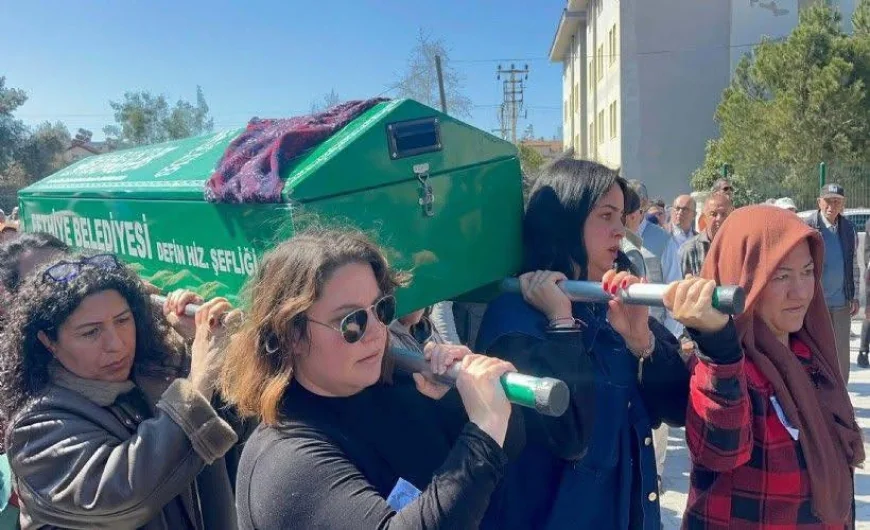 Kocasının öldürdüğü Sermin Bacak’ı son yolculuğuna kadınlar uğurladı