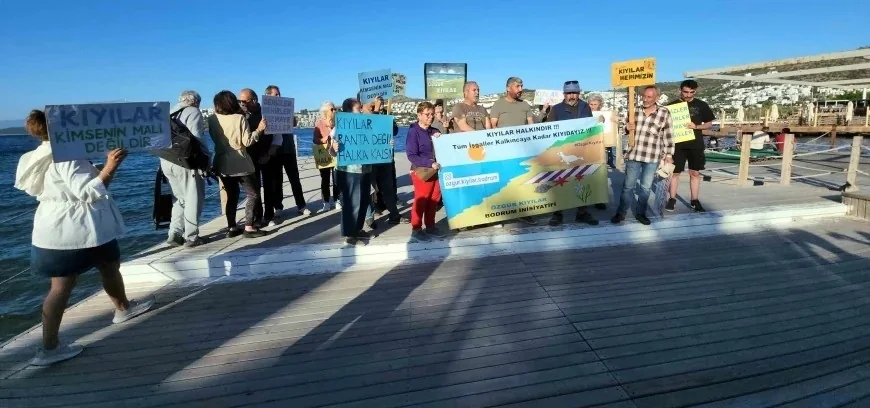 Gündoğan’da vatandaşın eylem yaptığı halk plajındaki iskele yıkıldı