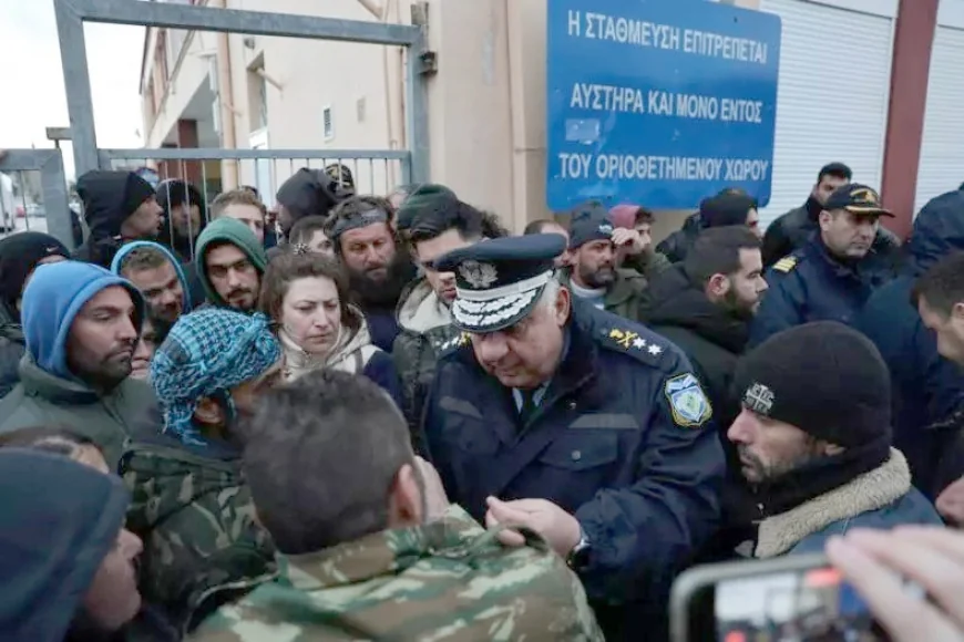 Ege’deki turistik adaya giden Türk turistler eylemin ortasına düştü adada mahsur kaldı.