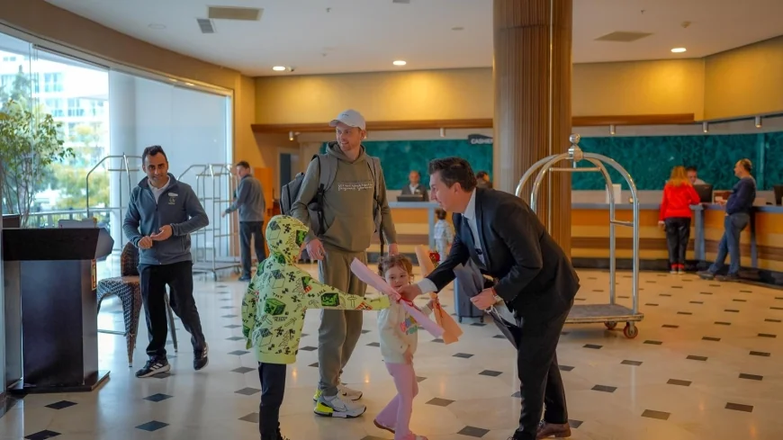 Sezonun ilk turistleri Marmaris’te çiçeklerle karşılandı