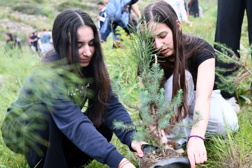 Yanan ormanlık alanda 1500 fidan çocukların ellerinden toprak ile  buluştu