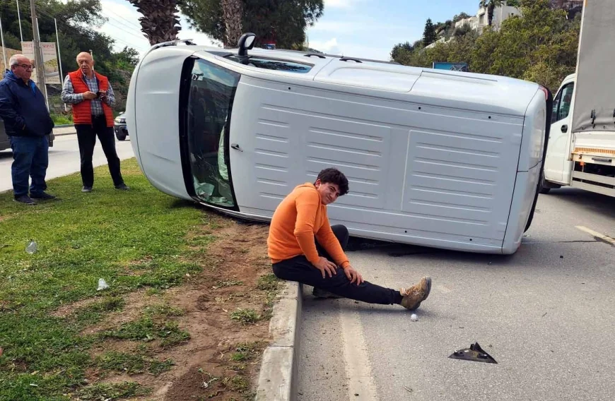 Bodrum’da faciadan dönüldü yola aniden çıkan otomobil minibüs ile çarpıştı 2 yaralı
