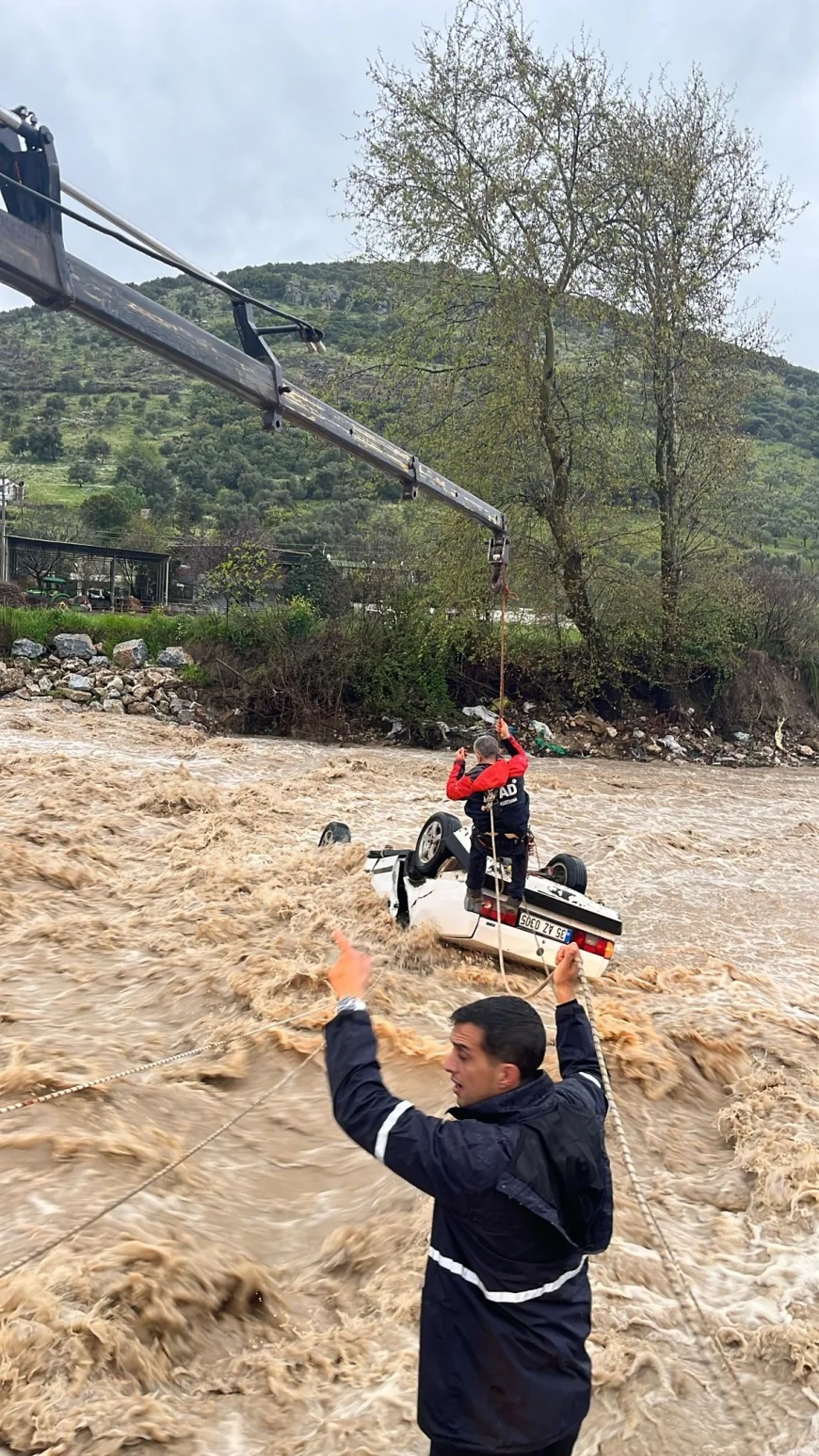 Milas’ta Dereye Uçan Araçta insanları kurtarmak için zamanla yarış