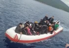    Bir bot içerisinde 40 göçmen iki kaçakçı