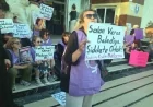 Bodrum’da ünlü oyuncu Ozan Güven’e kadınlardan şok protesto , tiyatro merkezini basıp sahnenin kapısına dayandılar
