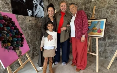 Bodrumlu 7 yaşındaki Kumsal Lina açtığı sergi ile hayran bıraktı