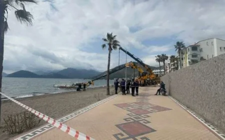 Turistik plajda vinç faciası, tekneyi indirirken altında kaldı