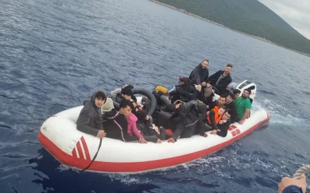    Bir bot içerisinde 40 göçmen iki kaçakçı