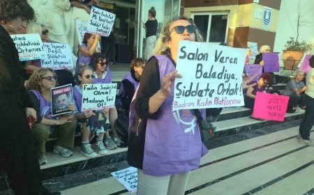 Bodrum’da ünlü oyuncu Ozan Güven’e kadınlardan şok protesto , tiyatro merkezini basıp sahnenin kapısına dayandılar