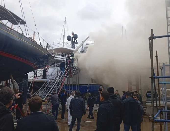 Yüzlerce teknenin bulunduğu tersanede korkutan yangın …Sadri Şener’in Motoryatında Yangın Çıktı