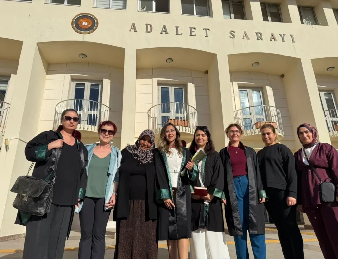 Katile Müebbet verildi kadınlar kararı ilk kez olumlu karşıladı “Cinsiyetçi Yargılamayı Aşan Bir Yargı Pratiği” TÜRKİYE’DE KADIN CİNAYETLERİNE ÖRNEK OLACAK BİR KARAR