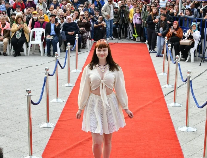 Yeşilüzümlü’de Dastar Rüzgarı: Geleneksel Dokuma Defileyle Tanıtıldı