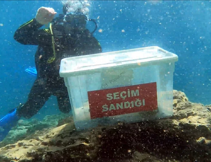 BODRUM’DA SEÇİM SANDIĞI VE MÜHRÜNÜ DENİZİNİN DİBİNE YERLEŞTİRDİLER