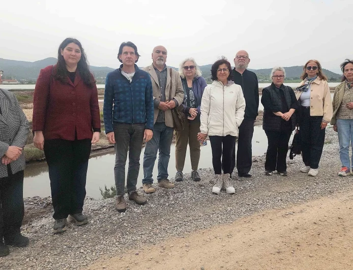 Cumhurbaşkanı kararnamesi ile koruma altına alınmıştı çöplüğe döndü  EGE’NİN EN ÖNEMLİ SULAK ALANLARINDAN BİRİ FLAMİNGO CENNETİ ÇÖPLÜK OLDU