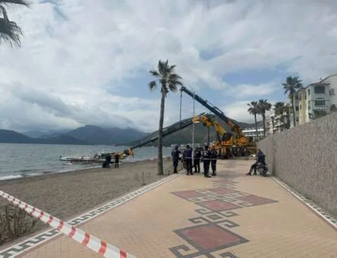 Turistik plajda vinç faciası, tekneyi indirirken altında kaldı