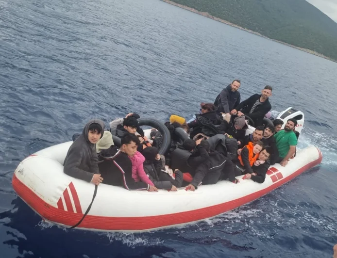    Bir bot içerisinde 40 göçmen iki kaçakçı