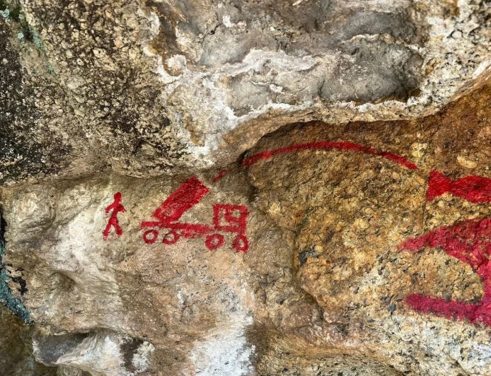 8 BİN YILLIK KAYA RESİMLERİNİ BÖYLE TAHRİP ETTİLER