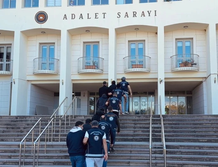 Bir botta 40 göçmenle  yakalanan 4 organizatör tutuklandı