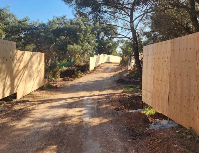 BODRUM’DA PARAVANLI ORMAN KATLİAMI  Bodrum’da  ORMAN- TARIM- DOĞAL SİT ALANINDA 3 milyar TL: lik turistik tesis projesi orman  katliamı ile başladı