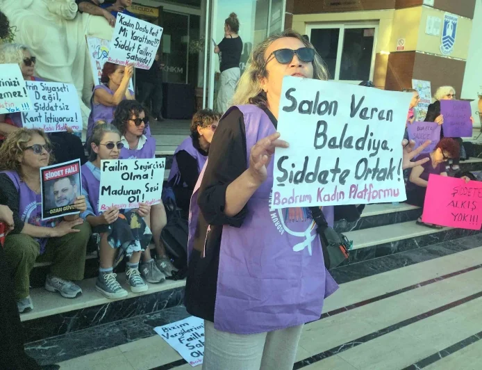 Bodrum’da ünlü oyuncu Ozan Güven’e kadınlardan şok protesto , tiyatro merkezini basıp sahnenin kapısına dayandılar