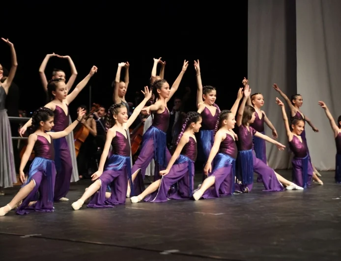 Muğlalı dansçılardan büyüleyen performans