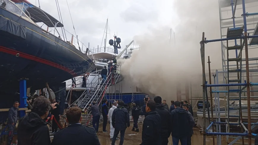 Yüzlerce teknenin bulunduğu tersanede korkutan yangın …Sadri Şener’in Motoryatında Yangın Çıktı