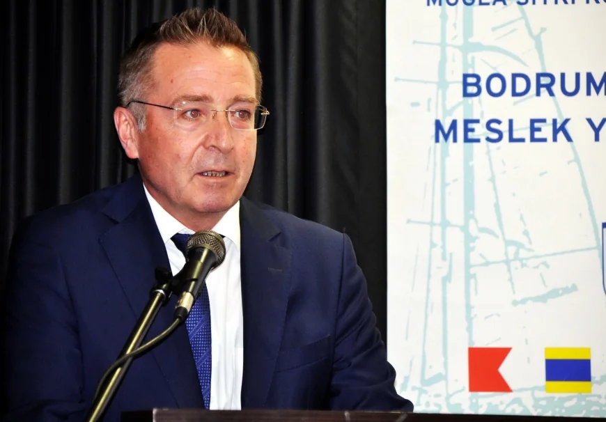 Bodrumlu profesörün protokol isyanı “Omuz yemekten iteklenmekten  bıktım”