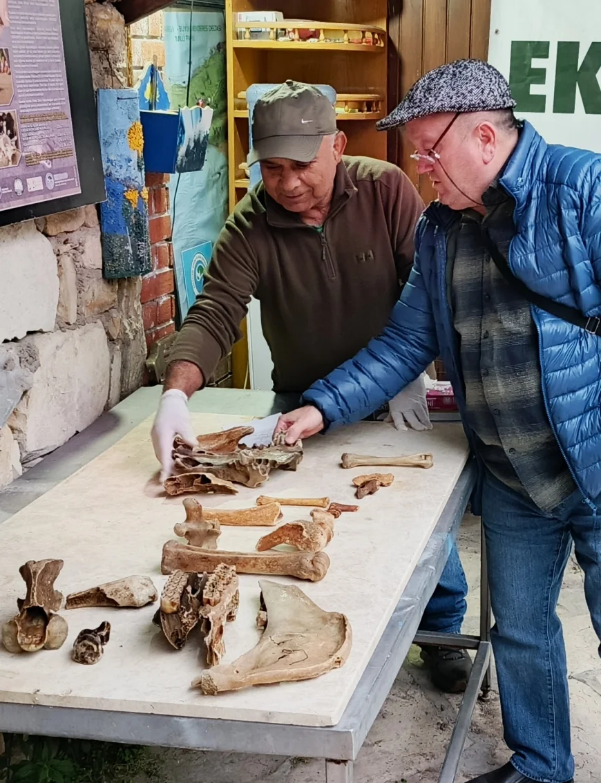 Turistik ilçenin halk plajında  bulunan kemikler korku ve heyecan yarattı