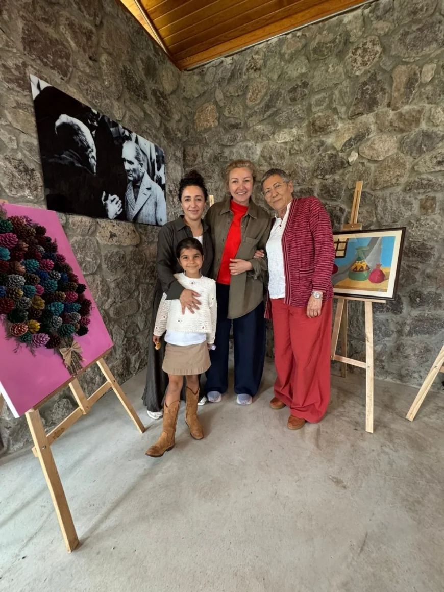 Bodrumlu 7 yaşındaki Kumsal Lina açtığı sergi ile hayran bıraktı