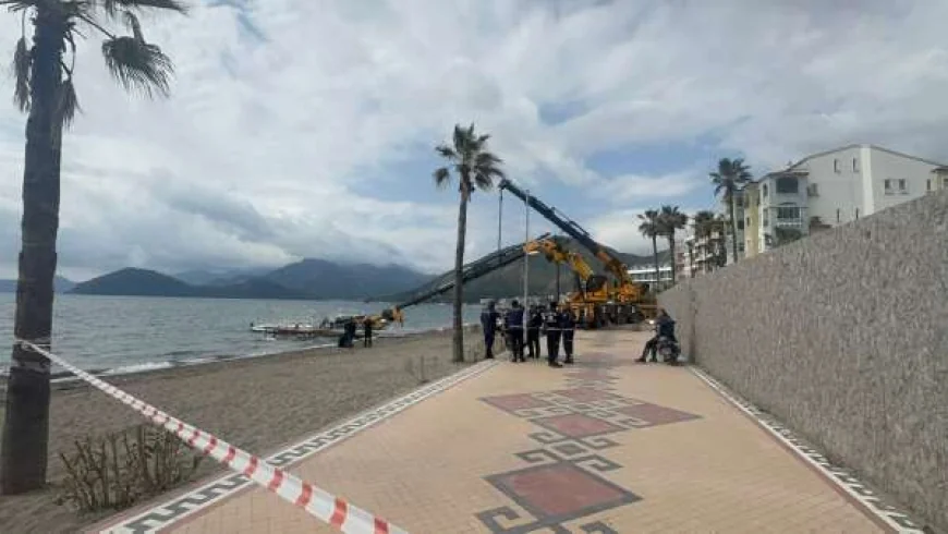 Turistik plajda vinç faciası, tekneyi indirirken altında kaldı