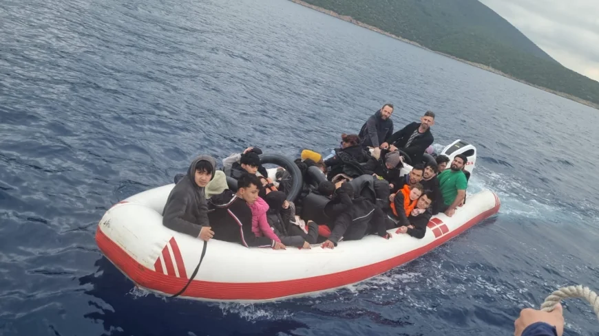    Bir bot içerisinde 40 göçmen iki kaçakçı