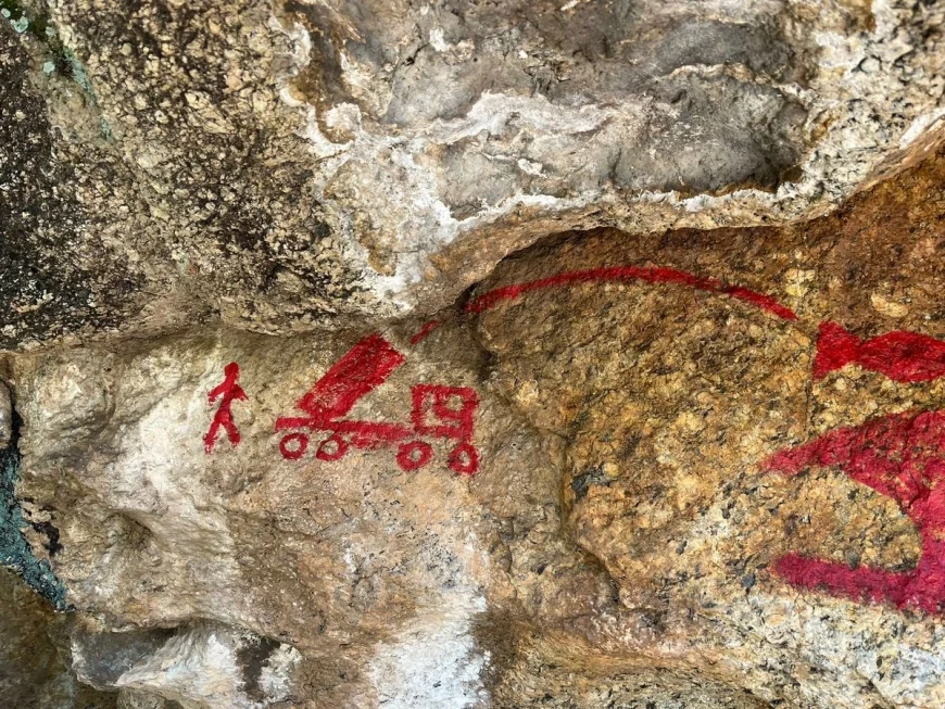 8 BİN YILLIK KAYA RESİMLERİNİ BÖYLE TAHRİP ETTİLER