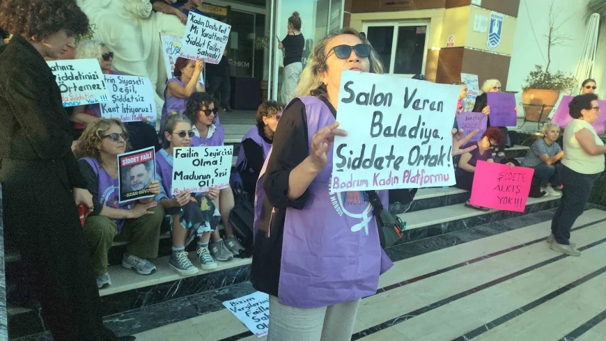 Bodrum’da ünlü oyuncu Ozan Güven’e kadınlardan şok protesto , tiyatro merkezini basıp sahnenin kapısına dayandılar