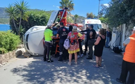 Torba'da duvara çarpan otomobil takla atarak durabildi