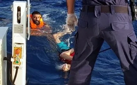 Umuda yolculukta facia, Bottan denize düşen göçmenlerden biri öldü diğeri ağır yaralandı 22 göçmen kurtarıldı.